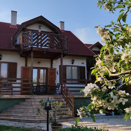 Balaton Vendeghaz Paloznak Hotel Екстериор снимка